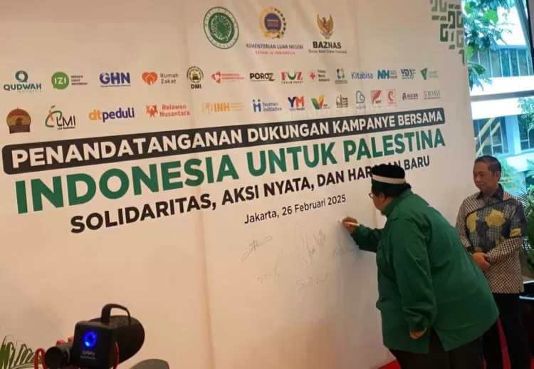 Direktur Utama LAZ PERSIS, Angga Nugraha disaksian Wamenlu, Anis Matta menandatangani dukungan Indonesia untuk Palestina - Foto: Dokumen pribadi
