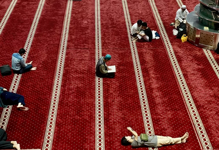 Umat mslim dengan khustyu membaca Al Quran di Masjid Istiqlal - Foto: Henri Lukmanul Hakim