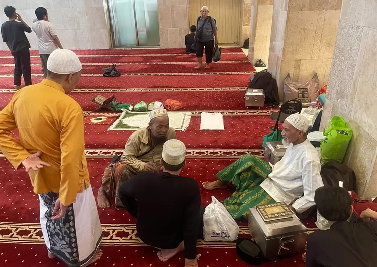 Diskusi saat malam lailatul qadar di Masjid IstiqlalFoto: Henri Lukamul Hakim