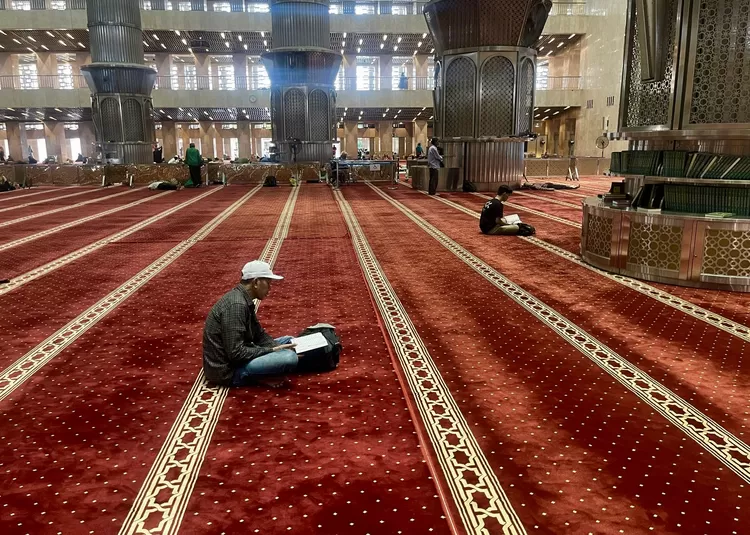 Umat muslim dengan khusyu membaca Al Quran di Masjid Istiqlal - Foto: Henri Lukmanul Hakim