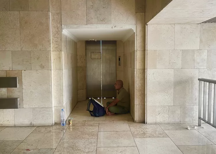 Umat mslim dengan khustyu membaca Al Quran disalah satu sudut Masjid Istiqlal - Foto: Henri Lukmanul Hakim