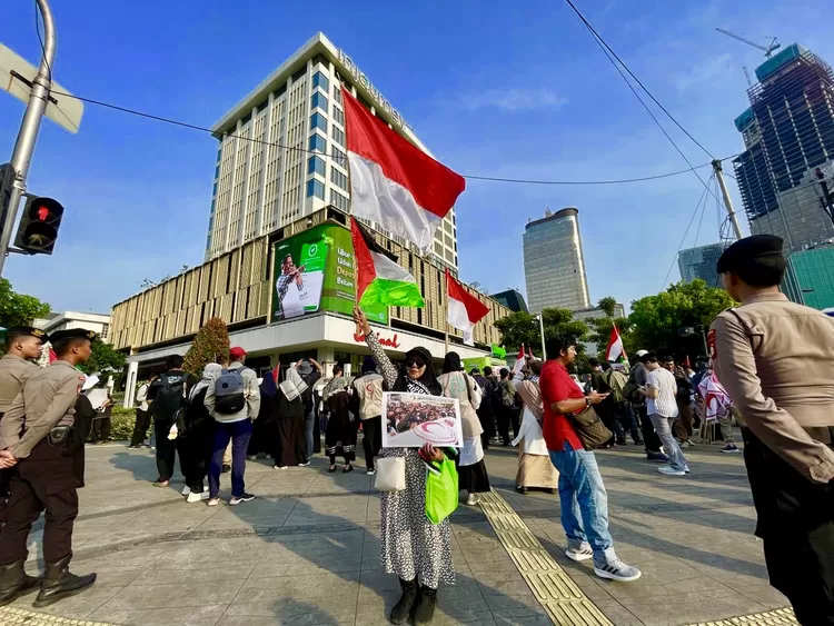 Tenaga medis dan masyarakat menggelar aksi solidaritas untuk Gaza di depan Gedung Sarinah, Jakarta - Foto: Henri Lukmanul Hakim