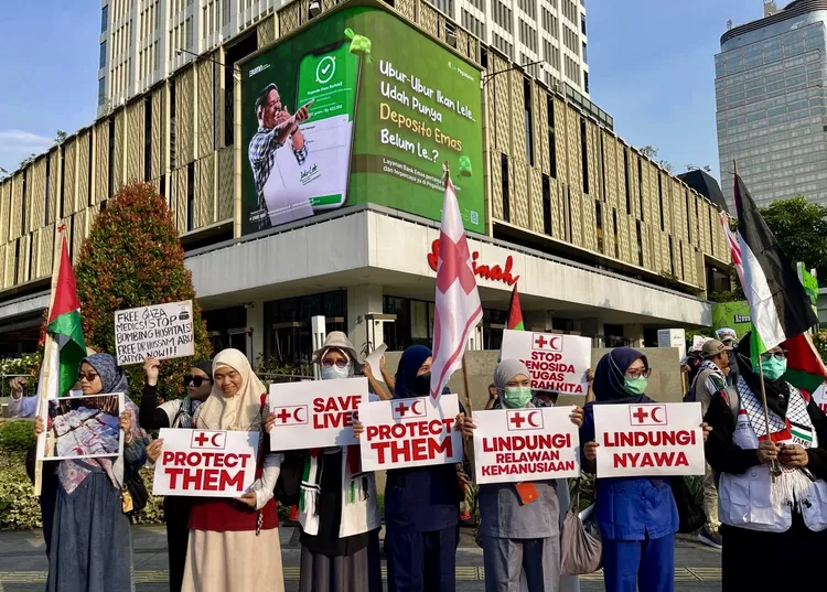 Tenaga medis dan masyarakat menggelar aksi solidaritas untuk Gaza di depan Gedung Sarinah, Jakarta - Foto: Henri Lukmanul Hakim