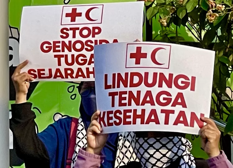 Tenaga medis dan masyarakat menggelar aksi solidaritas untuk Gaza di depan Gedung Sarinah, Jakarta - Foto: Henri Lukmanul Hakim