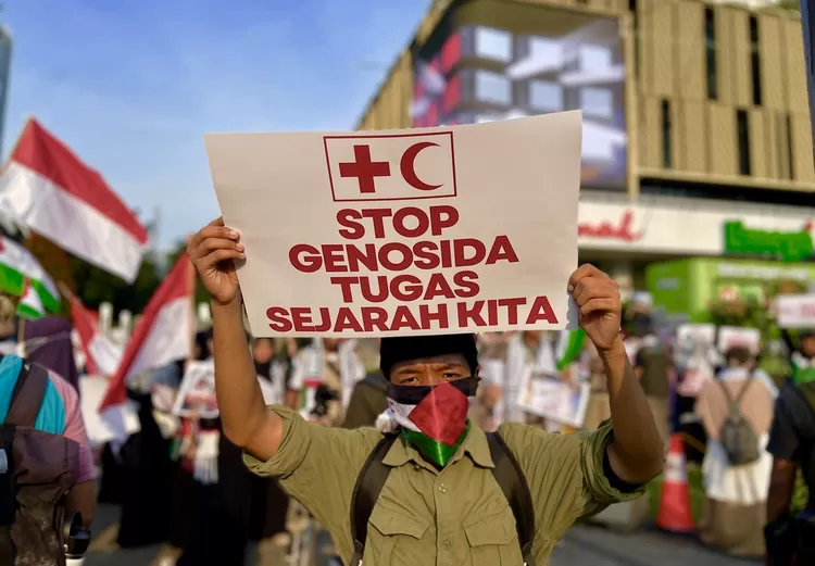 Tenaga medis dan masyarakat menggelar aksi solidaritas untuk Gaza di depan Gedung Sarinah, Jakarta - Foto: Henri Lukmanul Hakim