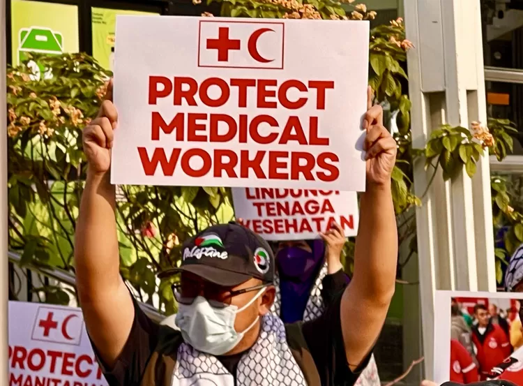 Tenaga medis dan masyarakat menggelar aksi solidaritas untuk Gaza di depan Gedung Sarinah, Jakarta - Foto: Henri Lukmanul Hakim