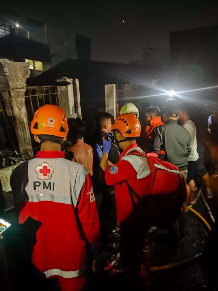 Relawan PMI Kota Jakarta Utara membantu Penanganan Kebakaran di Pademangan Barat