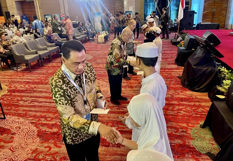 Santunan anak yatim di Munas XI Asperindo - Foto: Henri Lukmanul Hakim