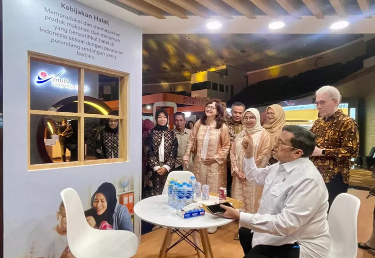 Kepala BPJPH Ahmad Haikal Hasan tengah membaca Kebijakan Halal di salah satu booth di IIHF 2025 - Foto: Henri Lukmanul Hakim