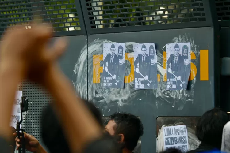 Peserta aksi BEM SI membawa poster yang bertuliskan THE WINNER TAKE ALL HISTORY di Patung Kuda, Jakarta, Senin (28/7/2025) - Foto: Henri Lukmanul Hakim