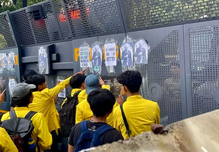 Peserta aksi BEM SI membawa poster yang bertuliskan THE WINNER TAKE ALL HISTORY di Patung Kuda, Jakarta, Senin (28/7/2025) - Foto: Henri Lukmanul Hakim