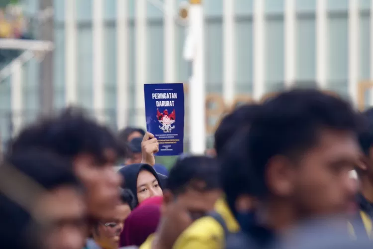 Peserta aksi BEM SI membawa poster yang bertuliskan PERINGATAN DARURAT di Patung Kuda, Jakarta, Senin (28/7/2025) - Foto: Henri Lukmanul Hakim