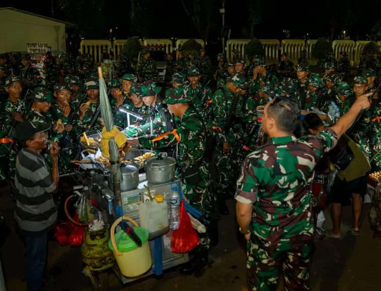 Panglima TNI Berbaur Makan Malam di Monas, UMKM Kebanjiran Pembeli - Foto: Istimewa