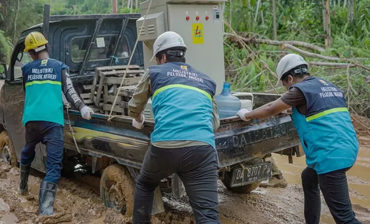 Medan yang berat tidak menghalangi petugas PLN dalam melistriki Kecamatan Rungan Hulu, Kabupaten Gunung Mas, Kalimantan Tengah.  Foto: Humas PLN