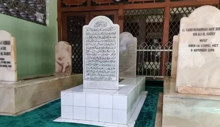 Makam para Habaib yang berada di Masjid Riyadh