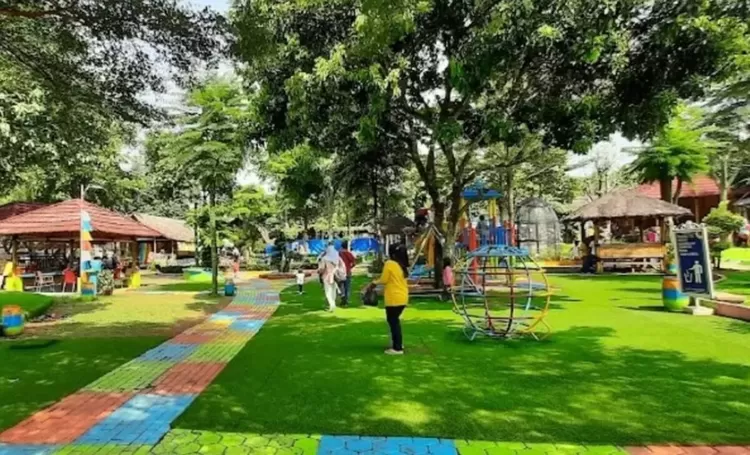 Suasana rindang dan nyaman Taman Herbal Insani