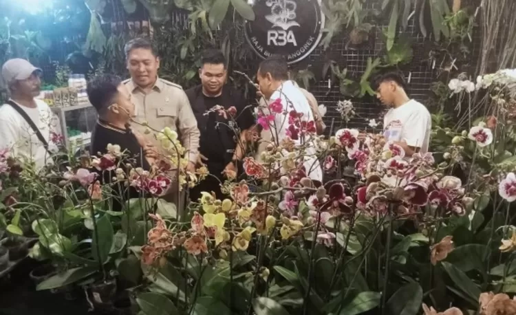 Wamen Pertanian, Sudaryono dan Wamen Kehutanan Rohmat Marzuki  saat mengunjungi salah stan Solo Anggrek Festival 2026