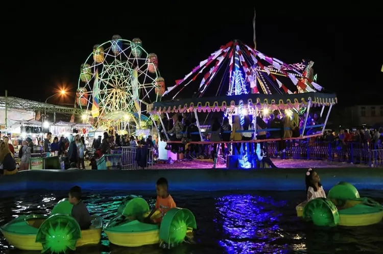 Ilustrasi wisata malam di Alun-Alun Lor dan Alun-Alun Kidul Boyolali   