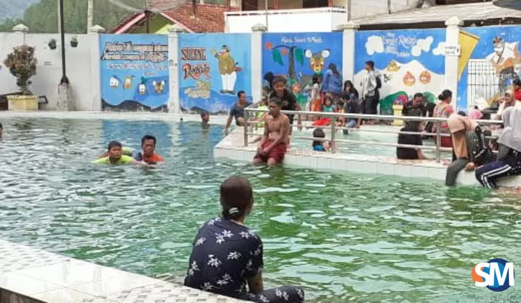 KOLAM PEMANDIAN : Pengunjung memanfaatkan kolam pemandian air panas di PAP Tirta Husada Paguyangan, Brebes.