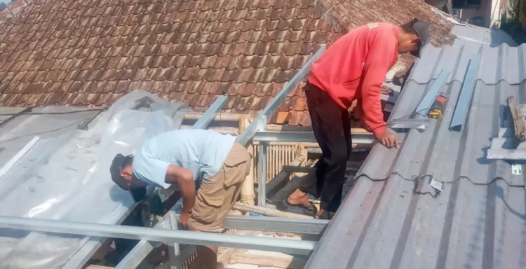 Tak Lagi Khawatir Asbes dan Plafon Lapuk, Jurnalis Promedia Group Asal Lembang Bersyukur Atap Rumahnya Diganti Alduro