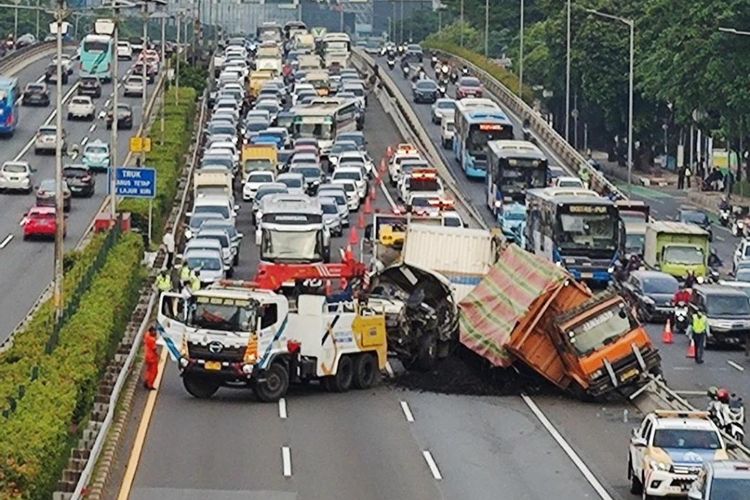 Truk Pengangkut Batu Bara Terguling Di Tol JORR, Serpihannya Bikin ...