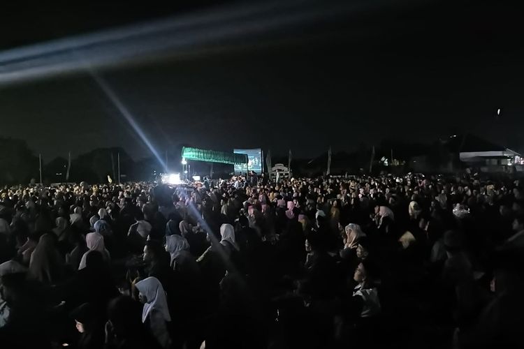 Peringati HUT Ke-81 RI, Warga Putatgede Padati Lapangan Ikuti Pengajian Ustadzah Mumpuni