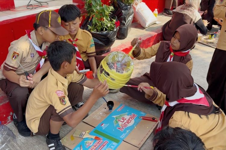 Dari Galon Jadi Pot Tanaman, Siswa SDN 2 Kebonharjo Belajar Peduli Lingkungan