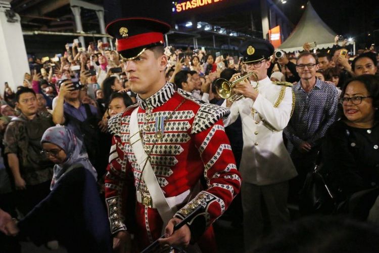 Riuh, Marching Band Militer Inggris Beraksi Di Stasiun MRT - Jawa Pos