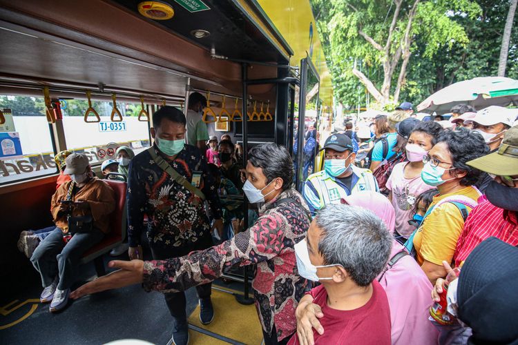 Bus Wisata Jakarta Ada Lagi Sampai 8 Mei, Penumpang Padat Mengantre ...