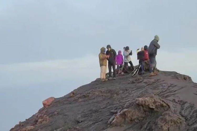 Jalur Pendakian Masih Ditutup, 21 WNA Nekat Naik Gunung Kerinci