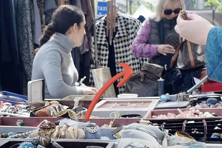 Gara-gara hal ini, wanita Indonesia ini tega ngetawain bule beli dompet kosmetik Louis Vuitton: 30 Euro tapi..
