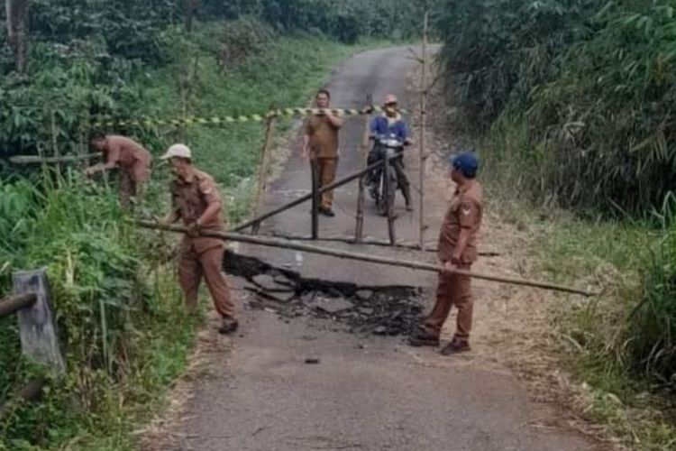 Nyaris Ambruk, Dinas PU Tutup Jembatan Penghubung Desa Kerta Dewa - Jangga