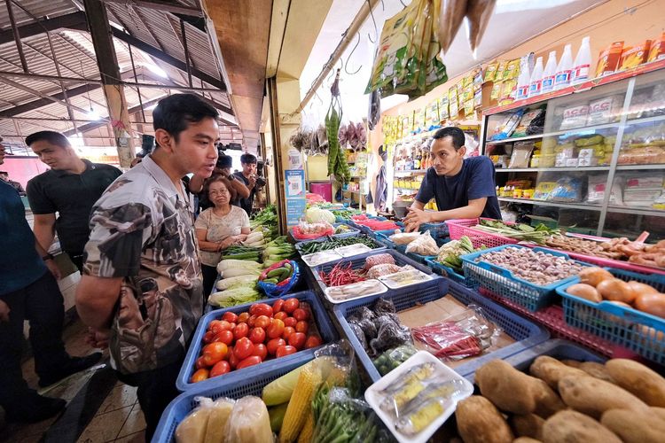 Gibran Blusukan di Pasar Cihapit Bandung, Borong Bahan Pokok: Masyarakat Antusias, Pedagang Harapkan Stabilitas Harga