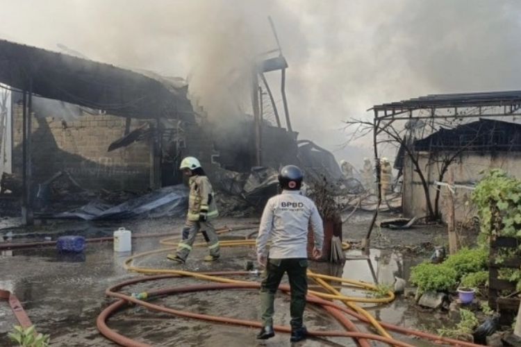 Kebakaran Melanda Bengkel Las dan 2 Pabrik di Kamal, Kalideres, Jakarta Barat