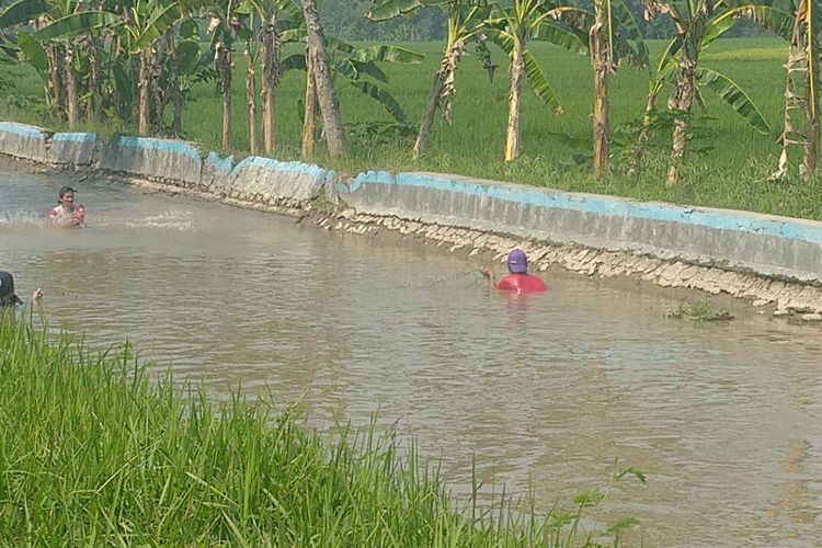 Ini Cara Unik Warga Desa Gondang Menangkap Ikan di Sungai