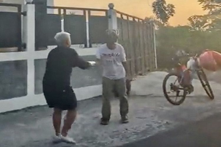 Suporter PSIM Bagikan Ratusan Bungkus Nasi untuk Masyarakat Tak Mampu, Sempat Disumbang Mafiawasit 100 Porsi