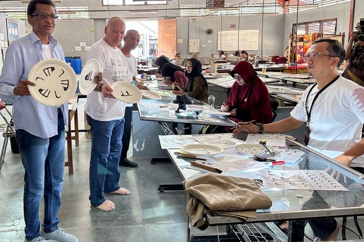 23 Relawan Qatar Belajar di SMKN 1 Rota Bayat, Jajal Nggamel, Membatik hingga Bikin Keramik Bareng Siswa