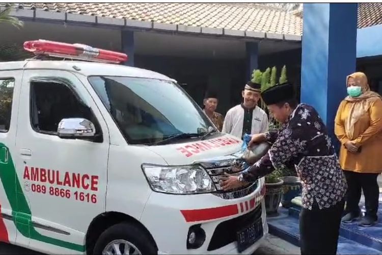 Warga Argomulyo Rame-rame Sumbang Mobil Ambulans