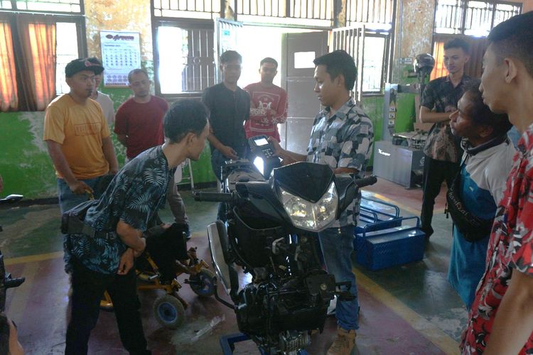 Agar Mandiri, 9 Penyandang Disabilitas Belajar Servis Kendaraan Motor Injeksi