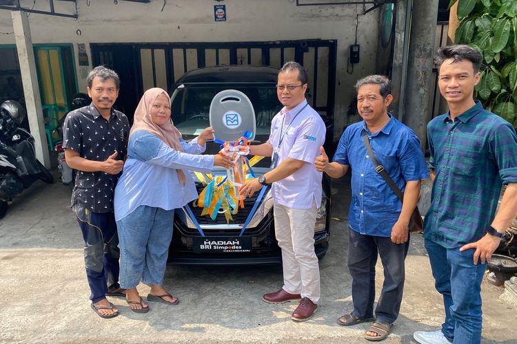  Sempat Dikira Penipuan, Rini Terima Hadiah Mobil Undian Simpedes BRI
