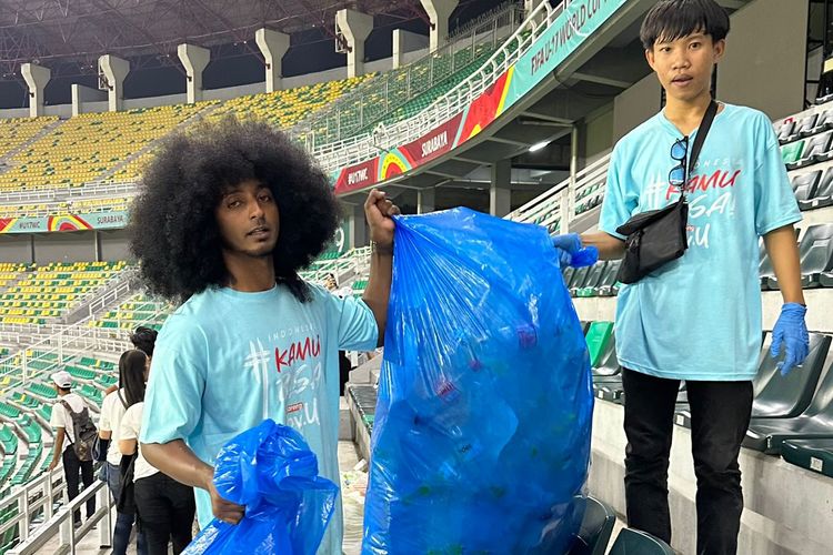 Suporter Indonesia Bersih-Bersih di Gelora Bung Tomo Usai Laga Timnas vs Ekuador
