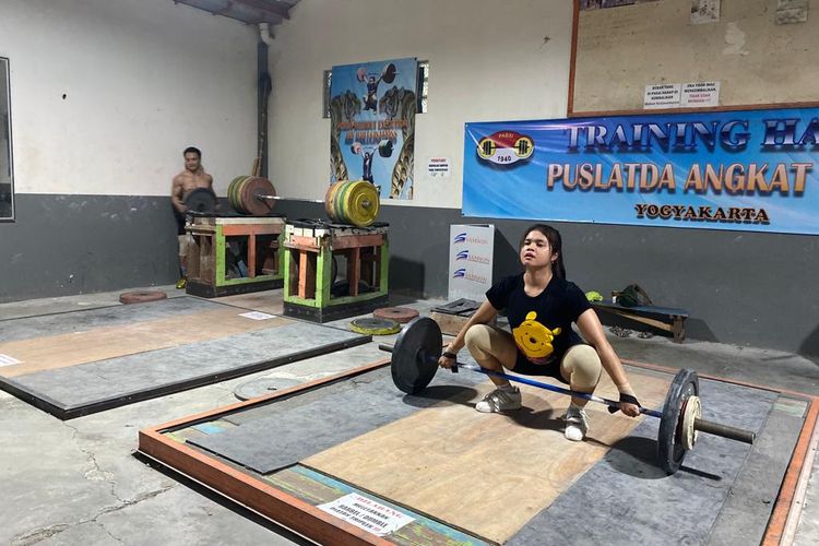  Nurcholis Suharman Cek Kesiapan Atlet Angkat Besi Menuju PON 2024