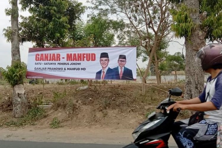 Relawan Rumah Ganjar-Mahfud Bergerak Pasang Spanduk di Sleman, Kyai Gufron Yakin Satu Putaran