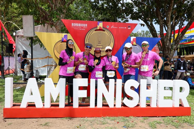 Keren, Atikoh Ganjar Finish Full Marathon 42 KM