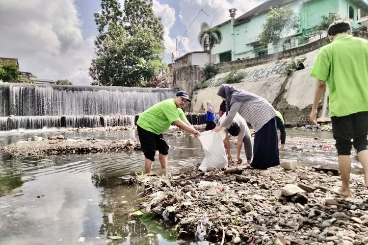 Komunitas Muhammadiyah Turun ke Sungai Winongo Pungut Sampah, Lempar Keprihatinan 'War Wer'
