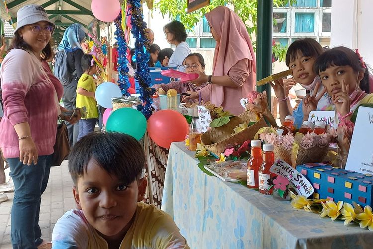Menarik! Kenalkan Kuliner Tradisional, Market Day SD Pedagogia Bertabur Jajan Pasar
