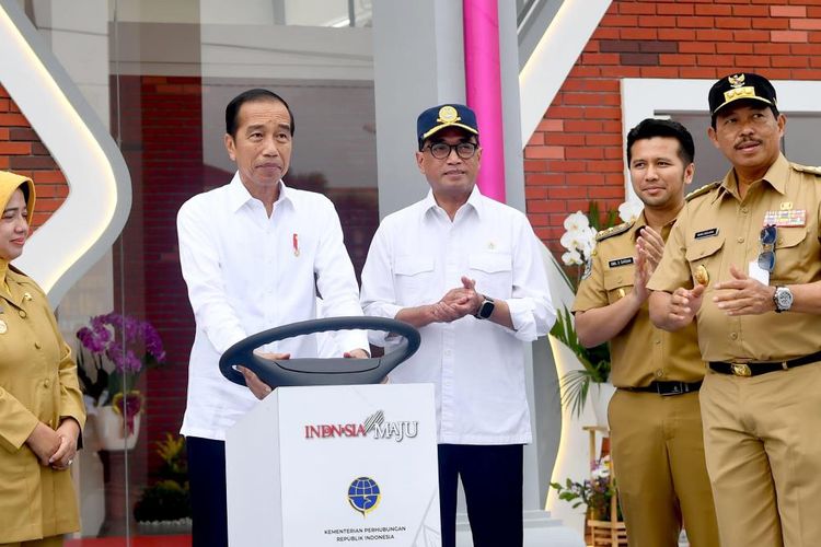 Jokowi Resmikan Terminal Bus di Purworejo