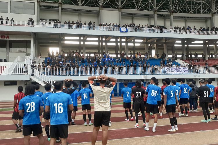 PSIM Bertolak ke Padang, Diberi Dukungan Ratusan Suporter Saat Latihan di Mandala Krida