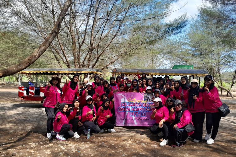 Happy Family Berlibur di Pantai Baru
