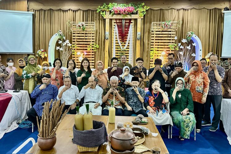 Dokter-Dokter Bethesda Minum Jamu Bareng, Bakal Ada Hari Khusus 'Njamu' untuk Pengunjung?